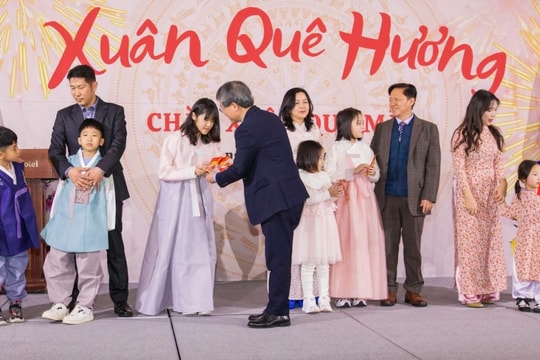 Chúc Tết gia đình đa văn hóa Việt - Hàn nhân dịp Xuân Quý Mão 2023
