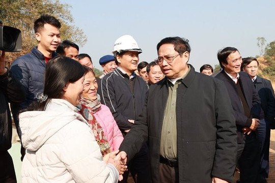 Thủ tướng kiểm tra, đôn đốc dự án cao tốc Tuyên Quang - Phú Thọ, chúc Tết công nhân