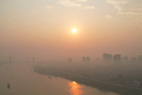 Bình minh rực rỡ trên sông Hồng