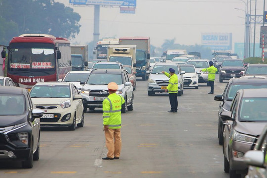 Tạm đóng cao tốc Pháp Vân - Ninh Bình vì ùn tắc