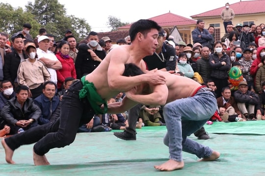 Đầu Xuân xem "dân cày" tranh tài đấu vật