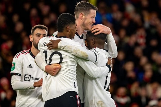 Weghorst lần đầu "nổ súng", Man Utd rộng cửa vào chung kết Carabao Cup