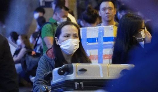Người dân chờ hơn 1 giờ mới lấy được hành lý tại sân bay Tân Sơn Nhất
