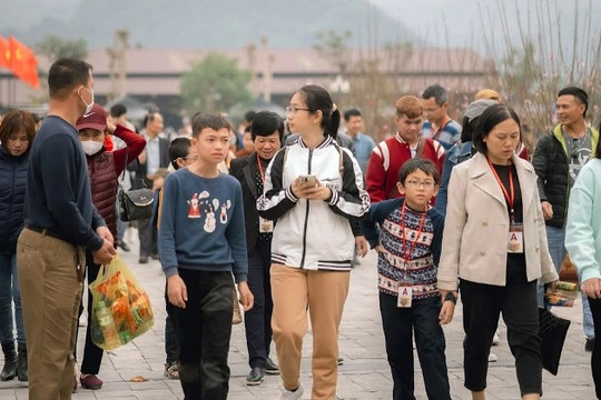 Hàng nghìn người đổ về chùa Tam Chúc du xuân