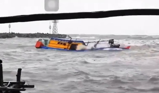 Thời sự 24 giờ: Chìm tàu cá chở 13 ngư dân tại Bình Thuận 