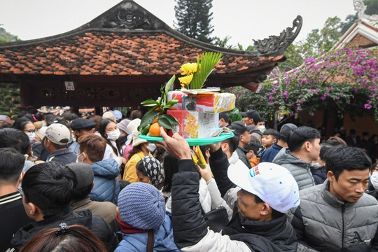 Hàng vạn người chen chân lễ bái ngày chính hội chùa Hương