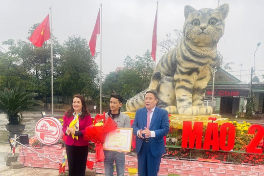 Người tạo hình linh vật mèo ở Quảng Trị được khen thưởng