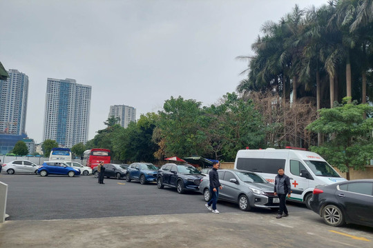 Ngày đầu làm việc, ô tô xếp hàng kín các trung tâm đăng kiểm ở Hà Nội