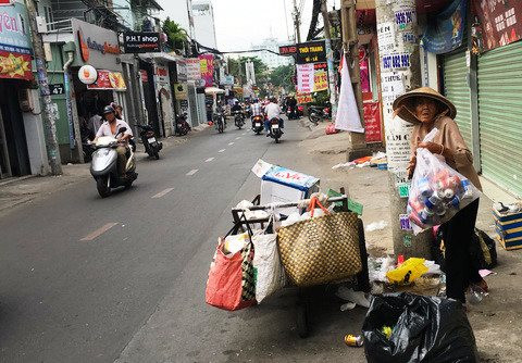 Người bà nghèo nhặt ve chai sắm Tết cho cháu mồ côi