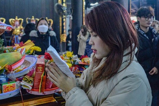 Nam thanh nữ tú tấp nập đi chùa Hà ở Hà Nội cầu duyên ngày đầu năm mới