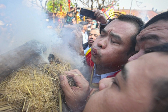 Cả làng chung tay giã gạo, thổi lửa thi nấu cơm giữa sân đình ở Hà Nội
