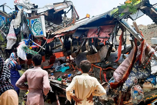 Xe buýt rơi xuống khe núi ở Pakistan, 41 người thiệt mạng