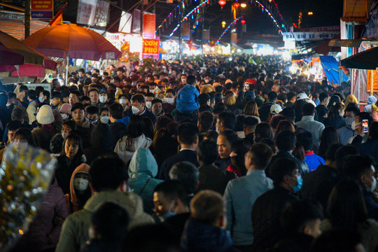 Biển người chen chân đi chợ Viềng 'mua may bán rủi' lúc nửa đêm