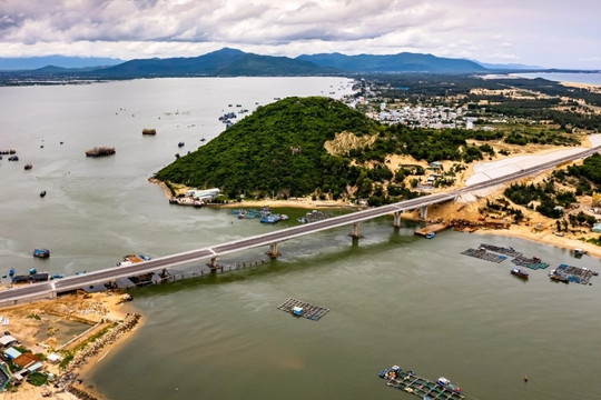 Cầu vượt biển gần 250 tỷ ở Bình Định "hút" khách check-in dịp Tết