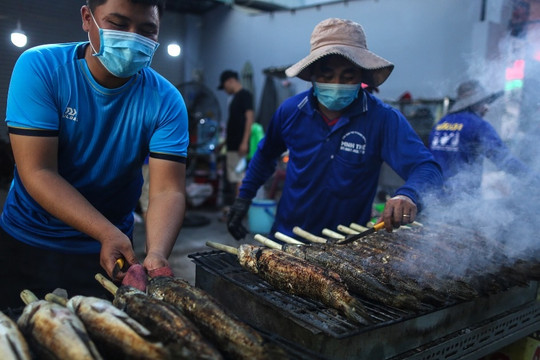 Gia đình 30 người thức trắng đêm nướng 5 tấn cá lóc bán dịp vía Thần Tài