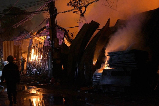 Dãy nhà tạm ở Hà Nội bốc cháy ngùn ngụt