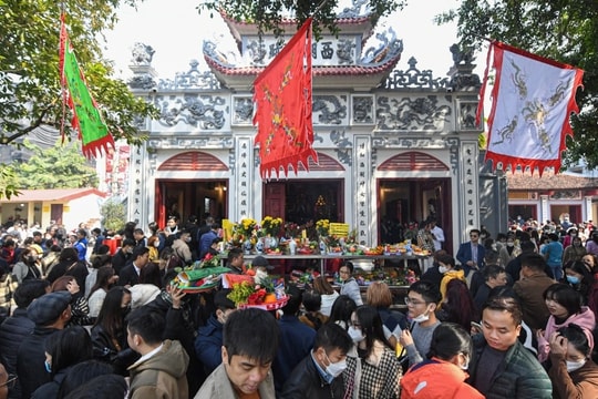 Phủ Tây Hồ đông kín người đi lễ giữa trưa ngày làm việc đầu tuần năm mới