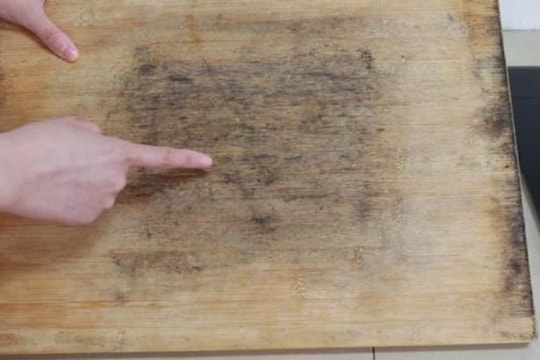 Rửa thớt bằng nước rửa bát thôi chưa đủ, thêm vài giọt này để “đánh bay” nấm mộc và mùi hôi khó chịu