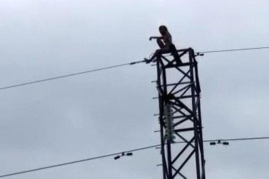 Giải cứu cô gái nghi 'ngáo đá' khỏa thân trên cột điện