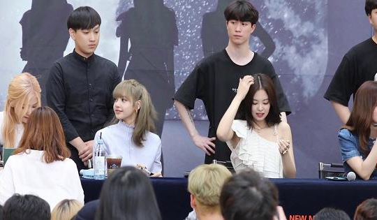 Tại sao các idol Kpop luôn cúi mình trước người hâm mộ