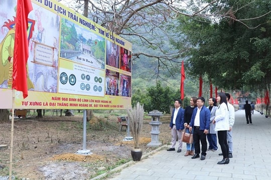 Độc đáo tour du lịch 'Tìm về cội nguồn' kết nối các điểm di tích lịch sử ở Ninh Bình