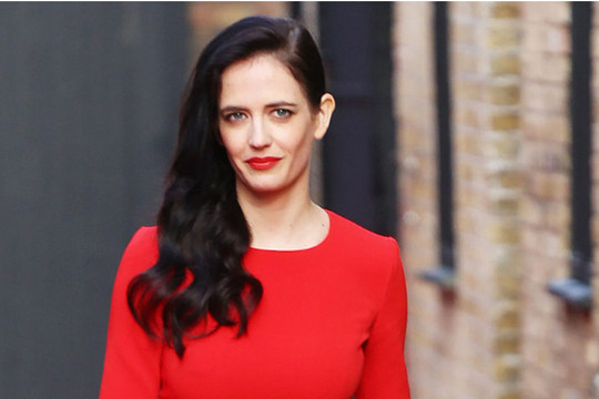 'Bond girl' Eva Green bẽ mặt