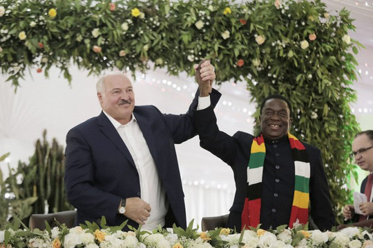 Tổng thống Belarus được Zimbabwe tặng sư tử nhồi bông