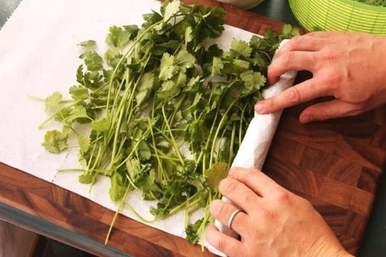 Rau mùi mua về nhanh thối hỏng: Làm theo cách này để 3 tháng rau vẫn tươi, nấu gì cũng ngon