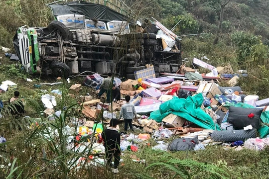 Xe tải mất phanh lao xuống vực sâu ở Hà Giang, 4 người bị thương