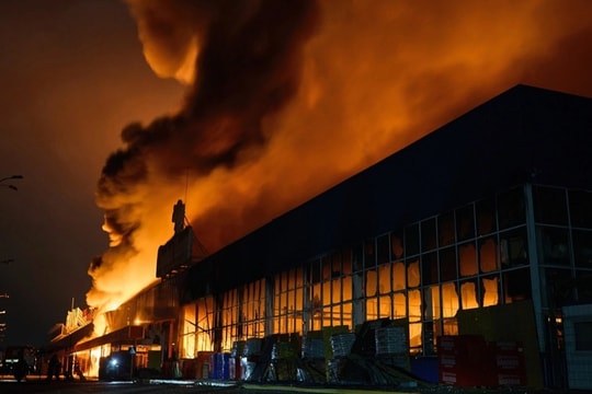 Nga pháo kích kho hóa chất, gây cháy lớn tại Kherson