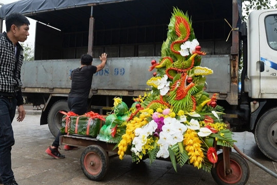 Ô tô tải chở dàn lễ "khủng" đến đền Trần trước giờ Khai ấn