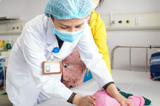 Bay từ Trà Vinh ra Hà Nội cứu con gái 14 tháng mắc bệnh tim mạch phức tạp