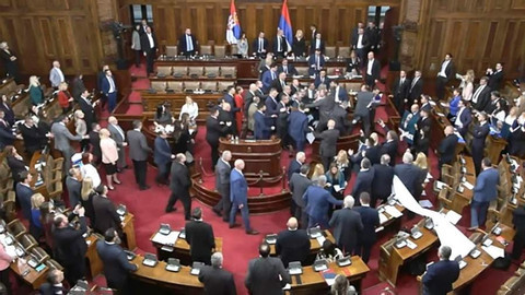 Các nghị sĩ Serbia ẩu đả giữa lúc Tổng thống phát biểu