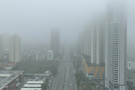 Mưa mù kéo dài, nhiều cao ốc tại Hà Nội "biến mất" trong làn sương dày đặc