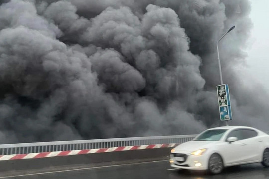 Hà Nội: Cháy bãi phế liệu gầm cầu Thăng Long, khói đen bao trùm cây cầu