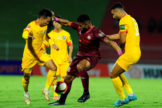 Bình Định thắng đậm Khánh Hòa 3-0 nhờ chơi hơn người