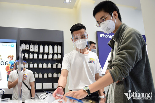 Bán Iphone sụt giảm, 'đại gia' bán lẻ gặp khó