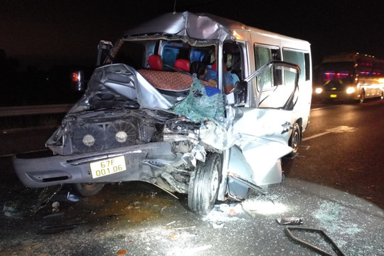 Tai nạn 3 người chết trên cao tốc: Tài xế xe đầu kéo bỏ mặc hành khách bị nạn