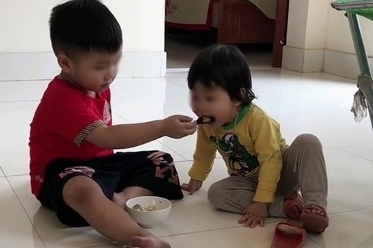 Xúc động cảnh bé trai 3 tuổi đã phải thay bố chăm em: Từ bón cơm đến làm ngựa cho em chơi