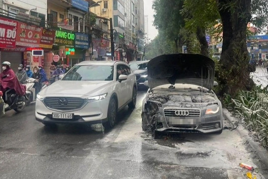Audi bốc cháy trên phố Hà Nội