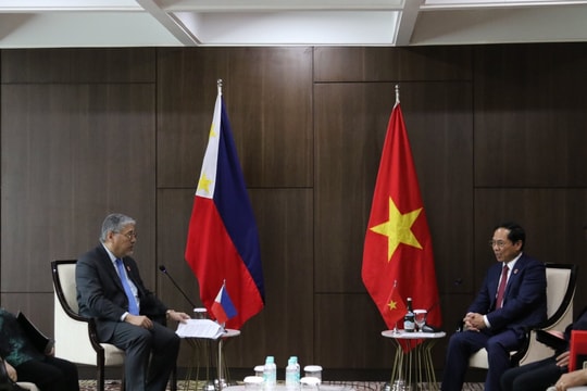 Bộ trưởng Bùi Thanh Sơn gặp Bộ trưởng Ngoại giao Philippines Enrique A. Manalo