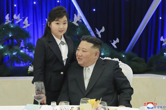 Ông Kim Jong Un xuất hiện cùng con gái