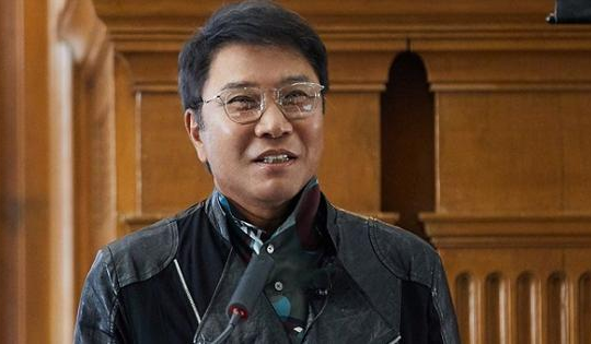 Cựu CEO của SM bị gãy tay ở Mỹ vẫn về Hàn để kiện công ty