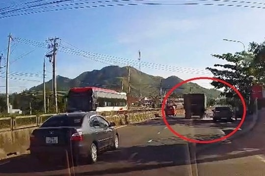 Xôn xao clip xe tải biển đỏ ép ngã xe máy rồi bỏ chạy