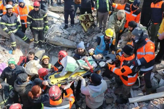Động đất tại Thổ Nhĩ Kỳ và Syria: 17.000 người chết, thời gian đang cạn dần