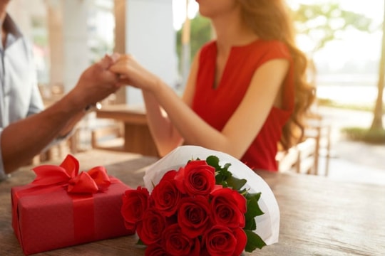 Valentine 14/2 tặng quà gì cho vợ?