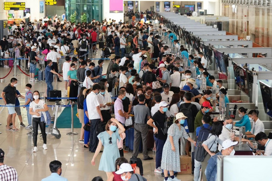 Sân bay Nội Bài hạn chế người thân đón, tiễn vào giờ cao điểm 