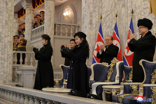 Con gái ông Kim Jong Un ở vị trí trung tâm khi dự lễ duyệt binh