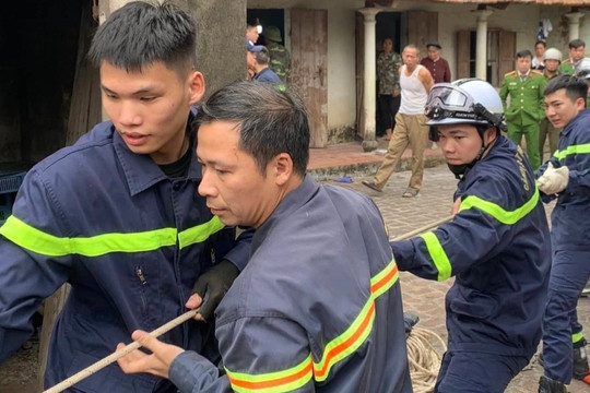 Giải cứu người đàn ông rơi xuống giếng sâu 25m ở Hà Nội