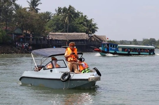 TPHCM: Nhiều khách đi đò sang sông không chịu mặc áo phao